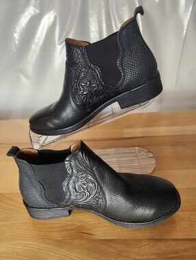 Comfortiva Black Leather Embossed Chelsea Abkle Booties Size 8.5W Western Boho
